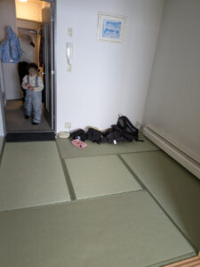 エンゼルグランディア越後中里の客室。入り口側の和室スペースと、壁際に設置された暖房（空調）設備