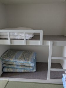 和室に設置された2段ベッド。畳とベッドの両方で就寝できるエンゼルグランディア越後中里のファミリー向け客室