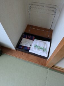 部屋に用意された浴衣用の帯とタオル一式。館内着（浴衣）はエレベーターホールから自由に選んで持ってくるスタイル
