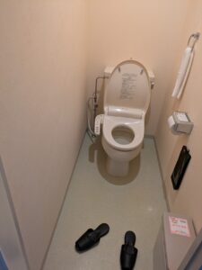 独立した温水洗浄便座付きトイレ。お風呂と別々で使いやすい、エンゼルグランディア越後中里の清潔なサニタリールーム