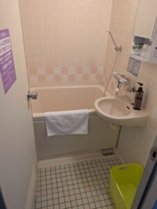 エンゼルグランディア越後中里の客室バスルーム。清掃が行き届いたユニットバスと、子連れに便利な踏み台やアメニティ