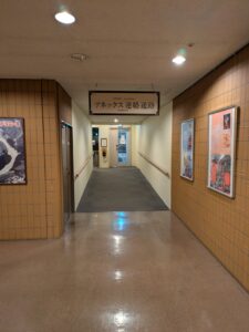 1Fのアネックス連絡通路をとおって夕食会場へむかいます。