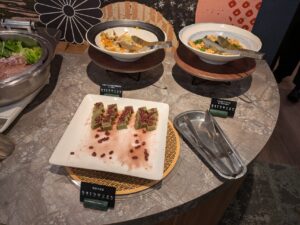 左上から「白菜とアサリの柚子塩麹甘酒ソース和え」、右上が「がんもとインゲンのあご出汁仕立て」、手前が「笹団子豆腐」