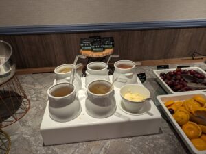 左上から「人参ドレッシング」、「ふきのとうドレッシング」、「トマトドレッシング」、左下が「すりおろしオニオン」、「焙煎胡麻ドレッシング」、「マヨネーズ」