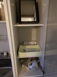 客室アメニティが収納された棚。鏡、歯ブラシセット、ドライヤーがコンパクトにまとまったエンゼルグランディア越後中里の室内設備
