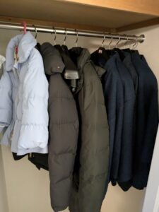 客室入口横の広々としたクローゼット。家族全員の厚手のコートや防寒着も十分に掛けられるエンゼルグランディア越後中里の収納スペース