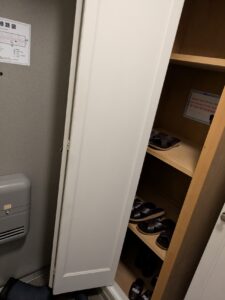 客室入口の靴箱と館内用スリッパ。家族全員の靴をすっきり収納できる、エンゼルグランディア越後中里の玄関スペース
