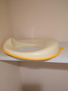 客室に用意された子供用補助便座。トイレトレーニング中の子連れ旅行でも安心な、エンゼルグランディア越後中里の備品