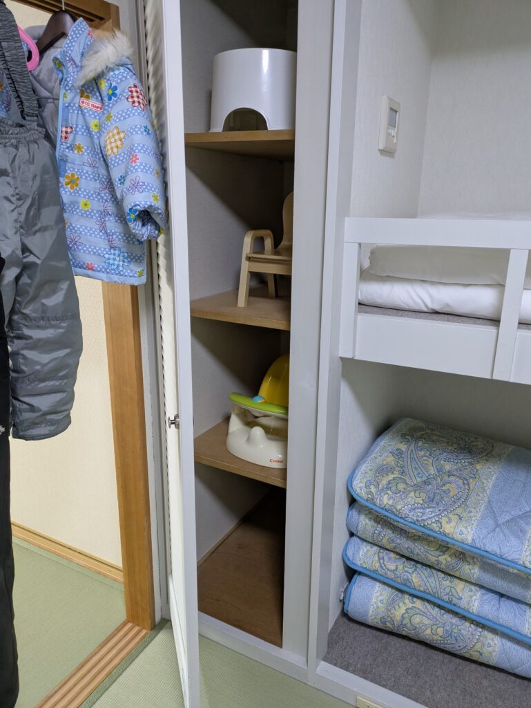 客室に用意された子供用椅子