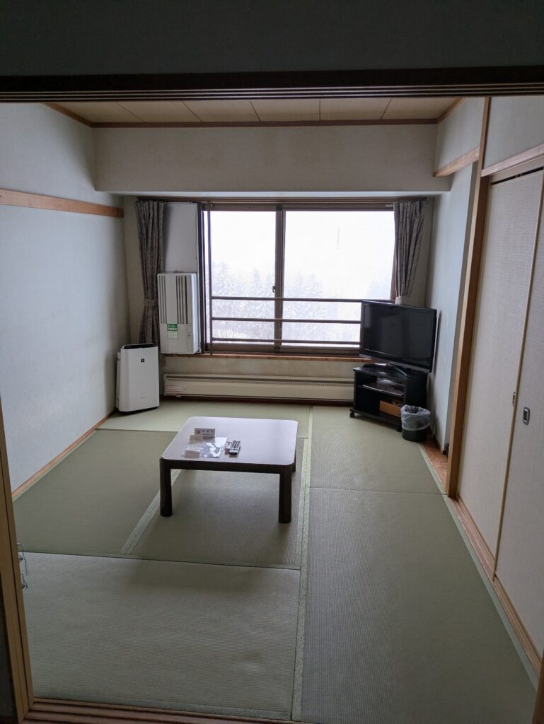 和室のテレビと空気清浄機