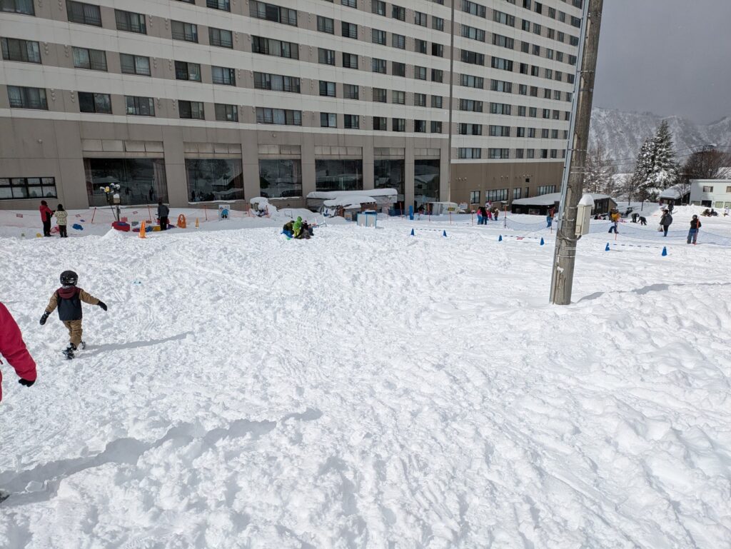 ホテル前のゲレンデ