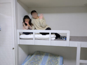 秘密基地のような2段ベッドにご満悦の様子。子供のテンションが上がる、遊び心のあるエンゼルグランディア越後中里の客室レイアウト