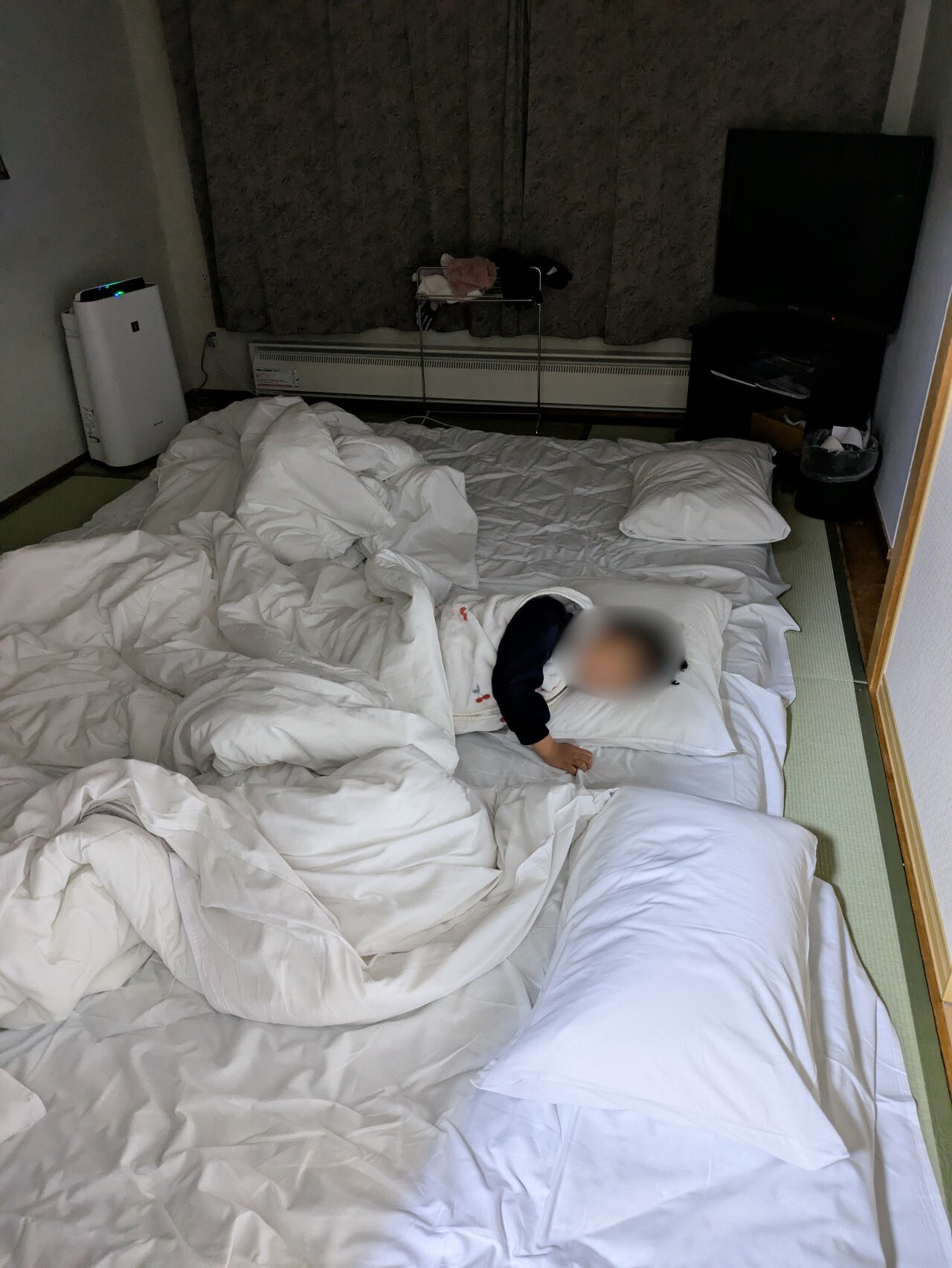 雪遊びの疲れで爆睡する子供