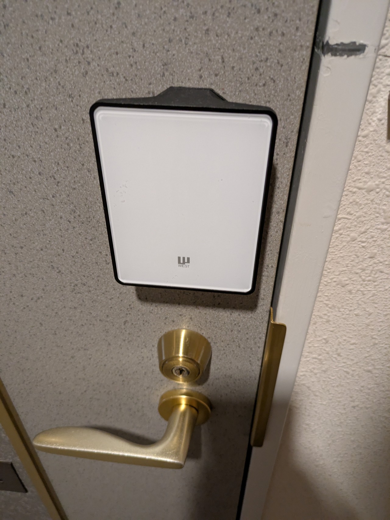 客室ドアの暗証番号パネル（消灯時）