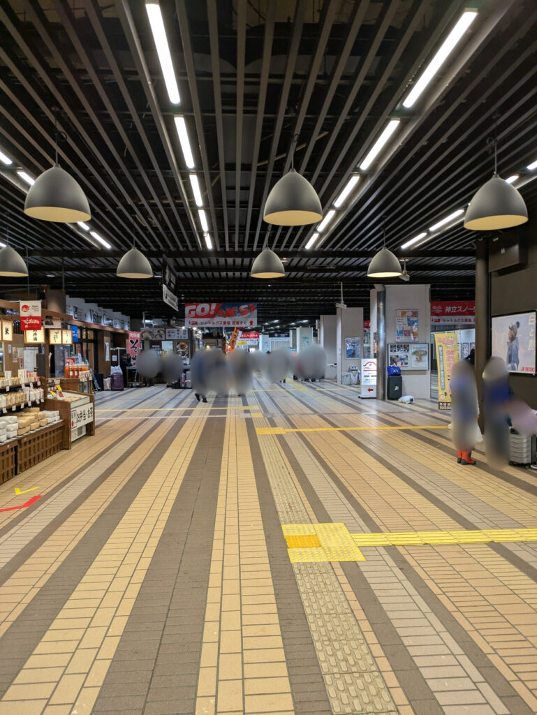 賑わう越後湯沢駅の構内