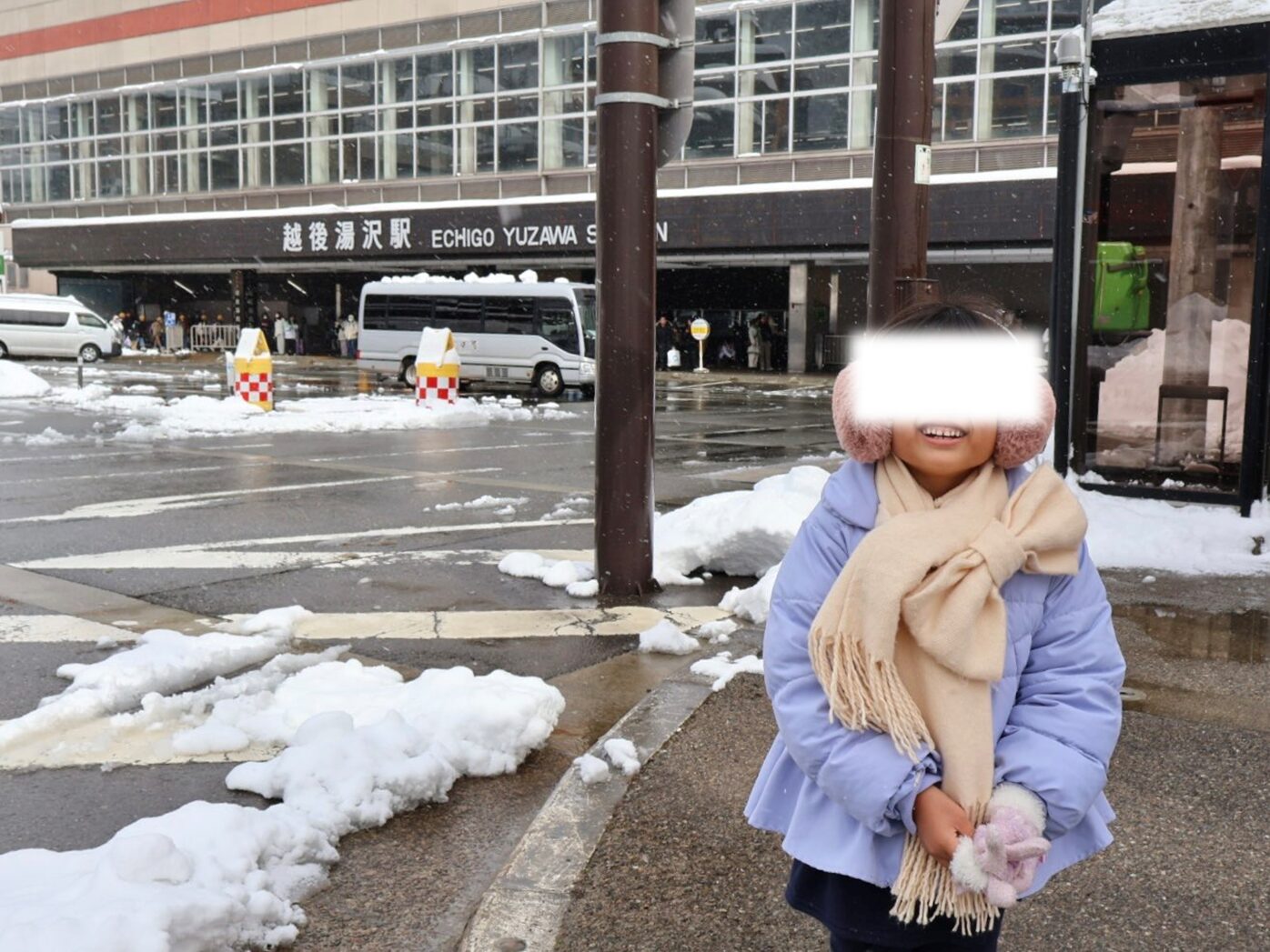 越後湯沢駅に到着した直後の記念写真。駅前には雪が残り、これからホテルへ向かう旅のスタート風景