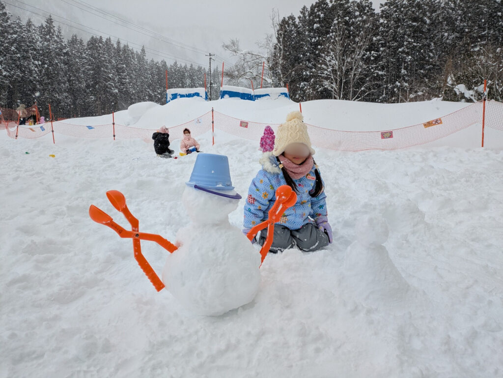 親子で完成させた大きな雪だるま