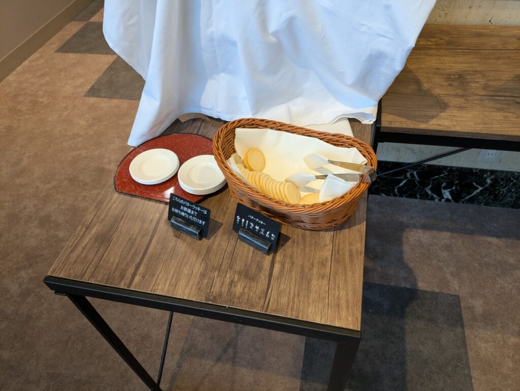 出口にある無料サービスのバタークッキー