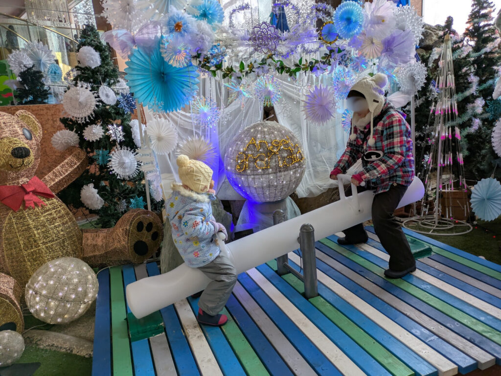 館内のシーソー遊び