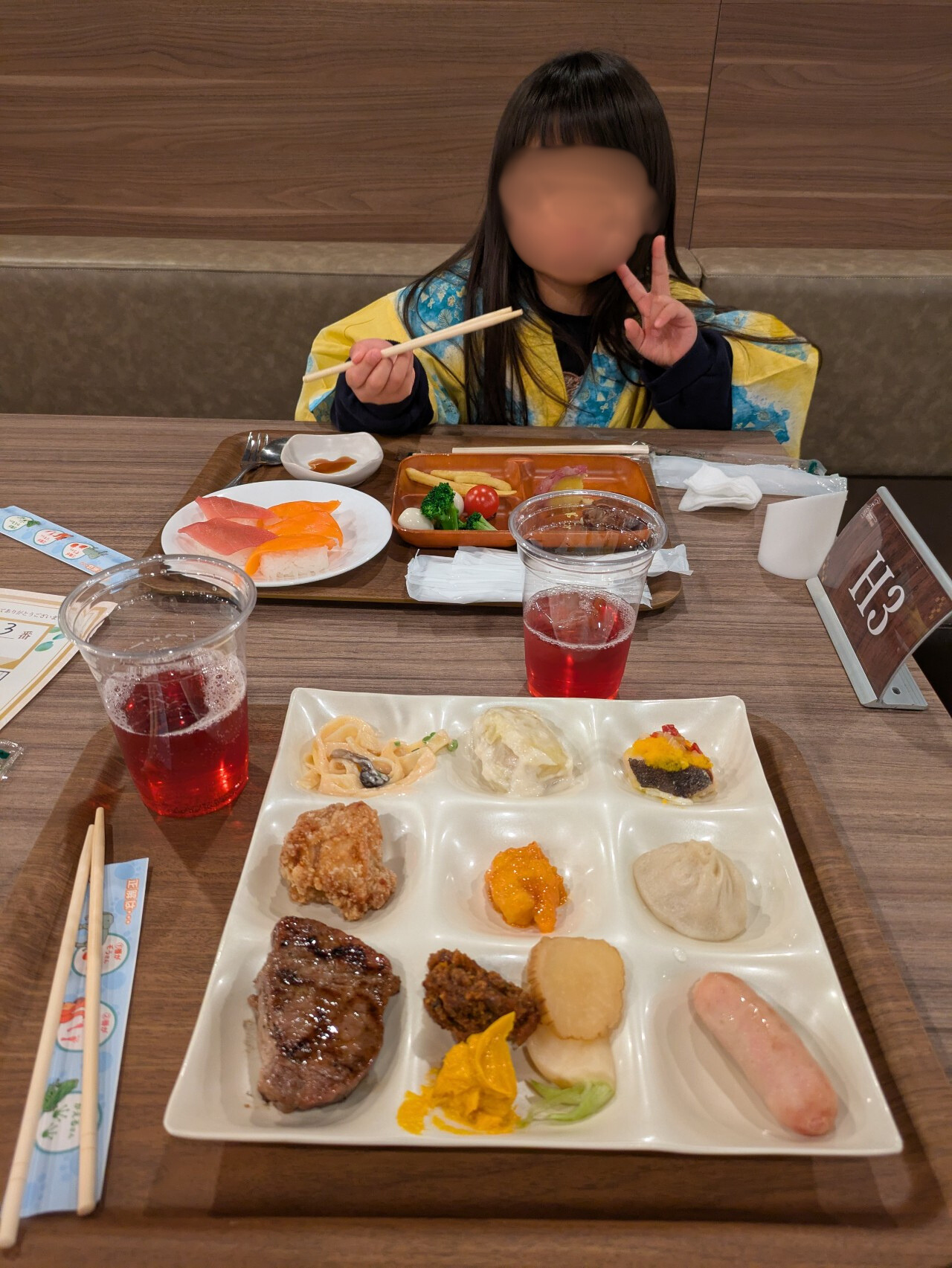 バイキングを楽しむ子供