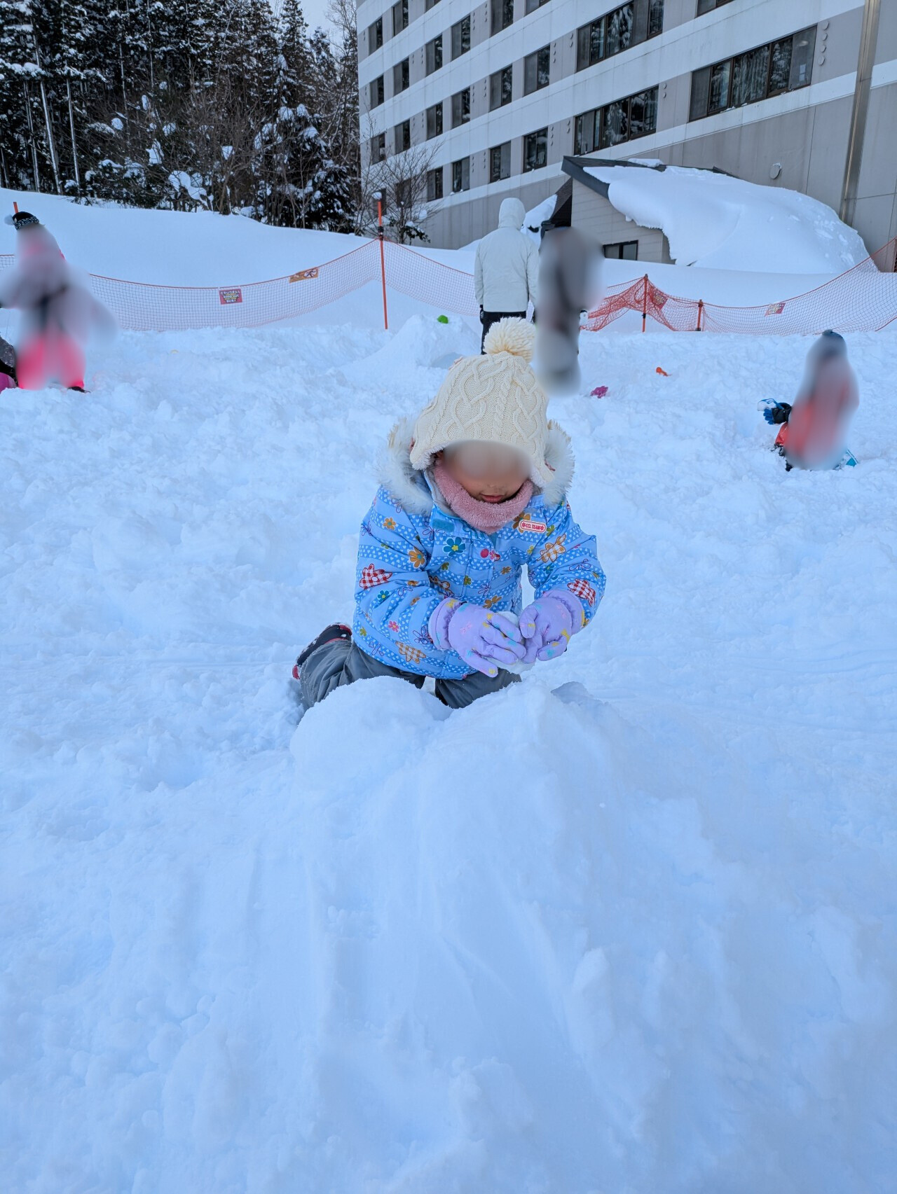 雪だるま作りに苦戦する子供