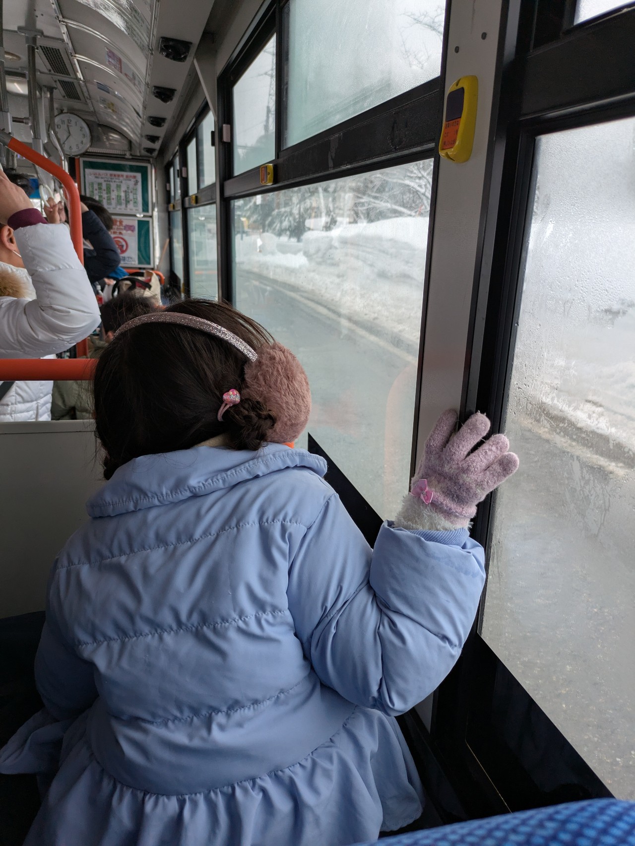 一面の銀世界に大興奮。バスの窓越しに新潟の雪景色を食い入るように見つめる子供の後ろ姿