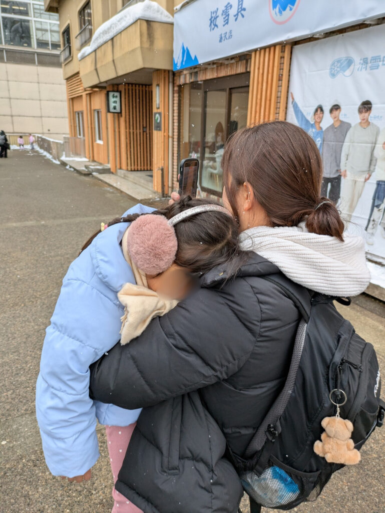 抱っこで熟睡する子供