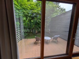 ベランダの机といす