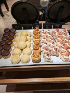 チョコレートパン、メロンパン、チーズマフィン、ブドウデニッシュ、ストロベリーデニッシュ