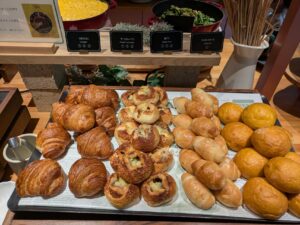 クロワッサン、チーズカレーパン、塩パン、キャロットロール