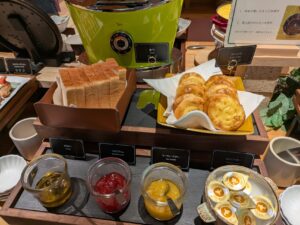 食パン、クリームパン
はちみつ、いちごジャム、マーマレードジャム、ホイップバター