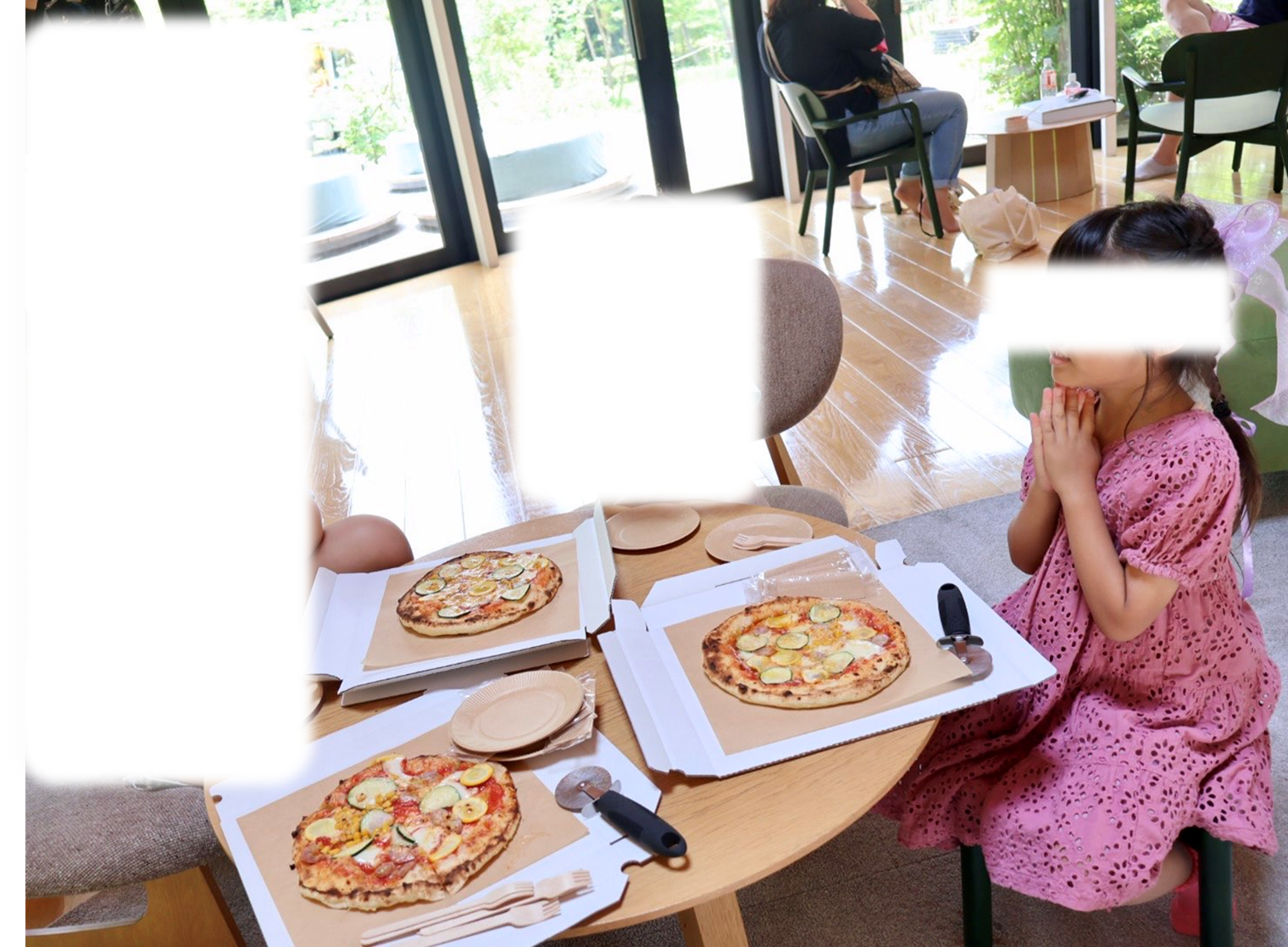 家族でピザを食べる様子