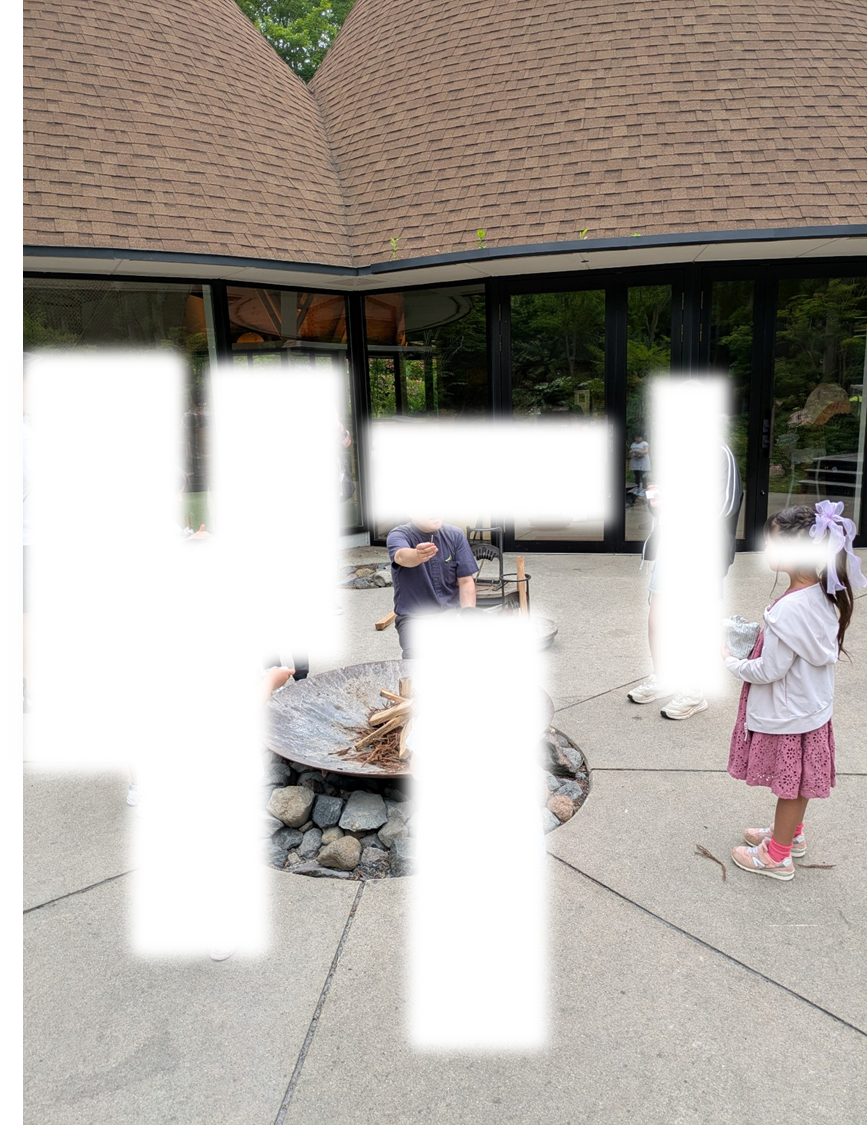 真剣な表情でマッチを擦る子供