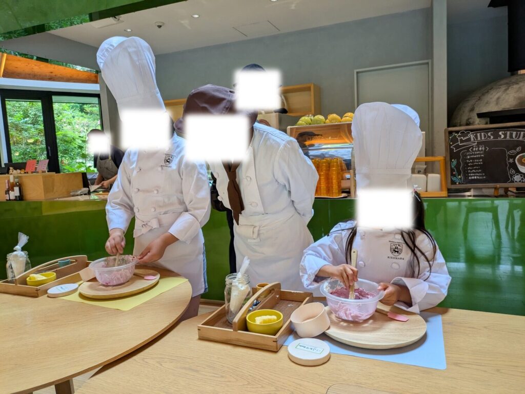 ケーキを作る子供