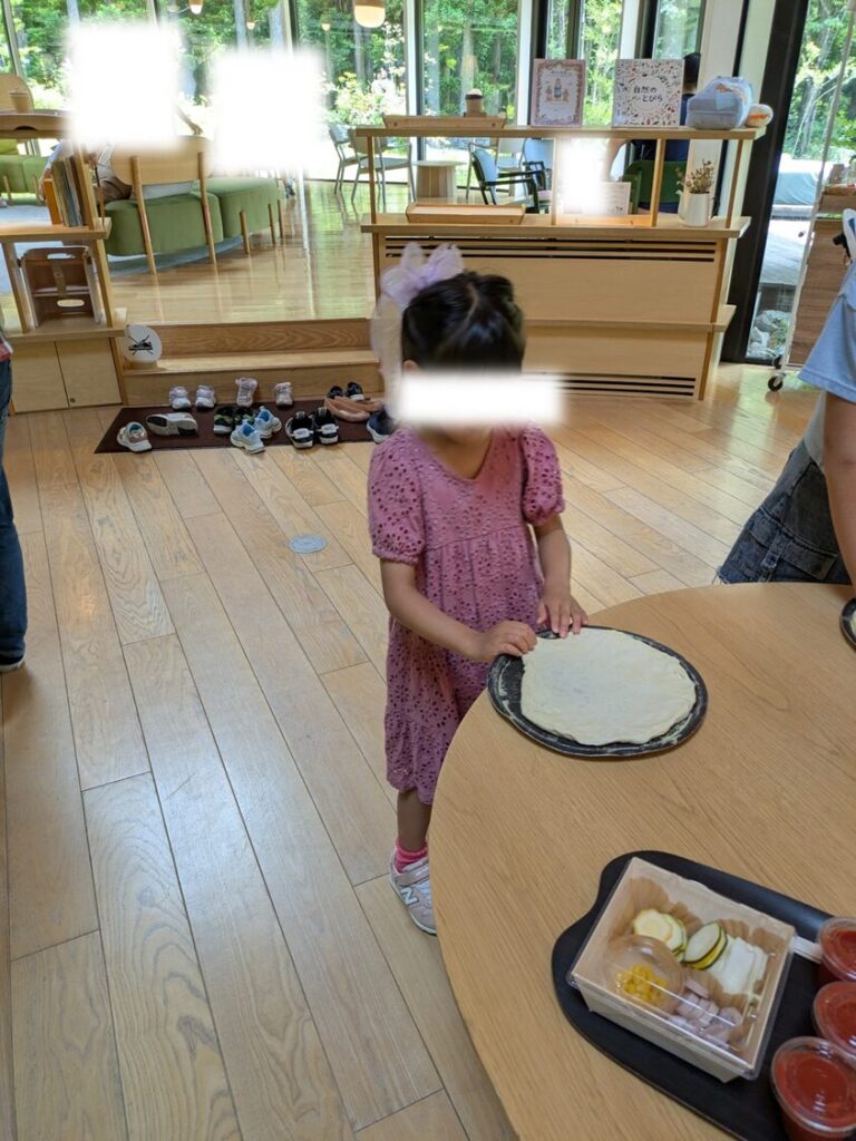 POKOPOKOでの石窯ピッツァ生地伸ばし体験