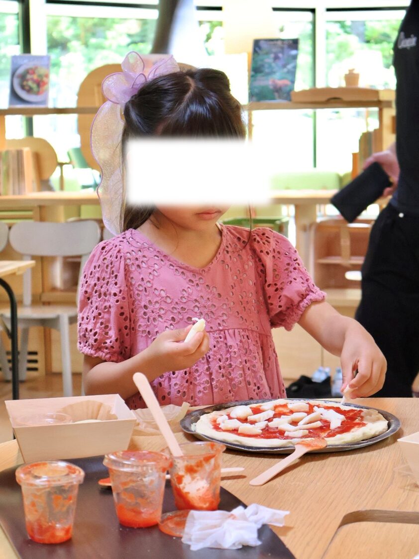 石窯ピッツァづくり具材載せ