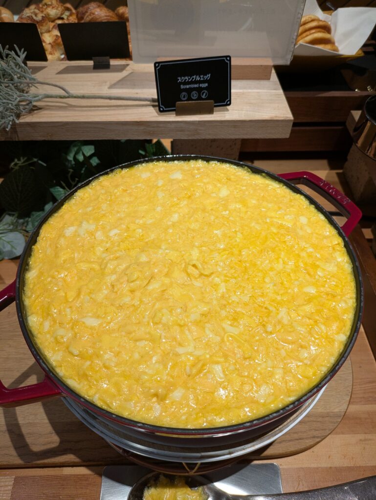 洋食ビュッフェの定番スクランブルエッグ