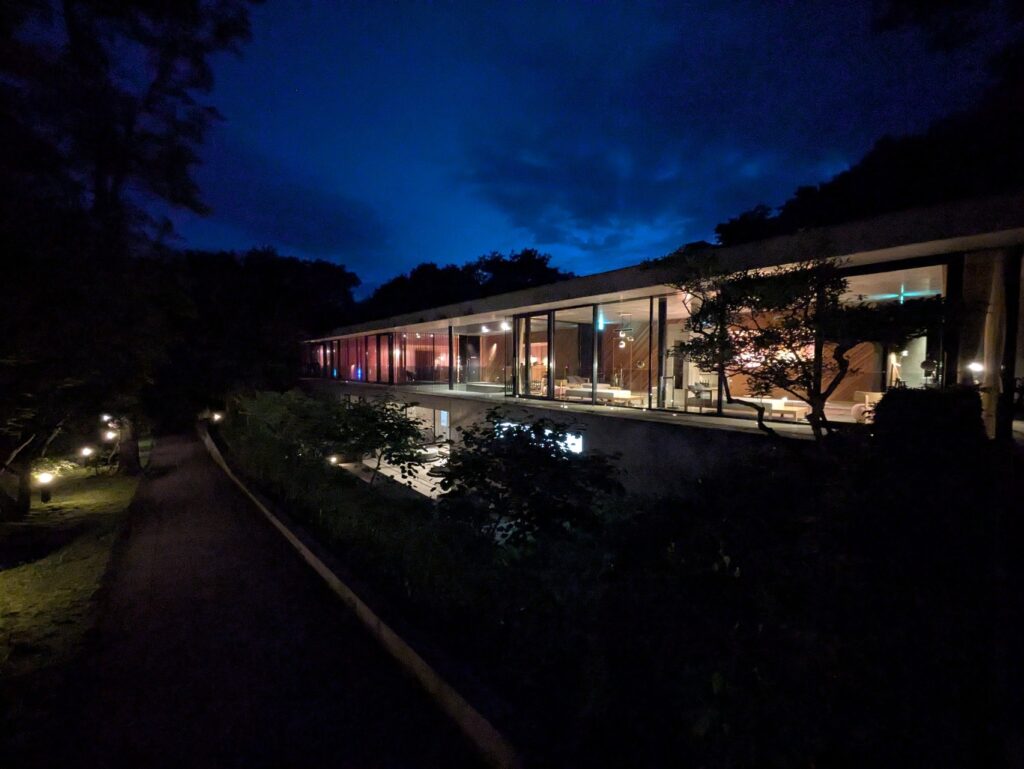 夜のレセプション棟