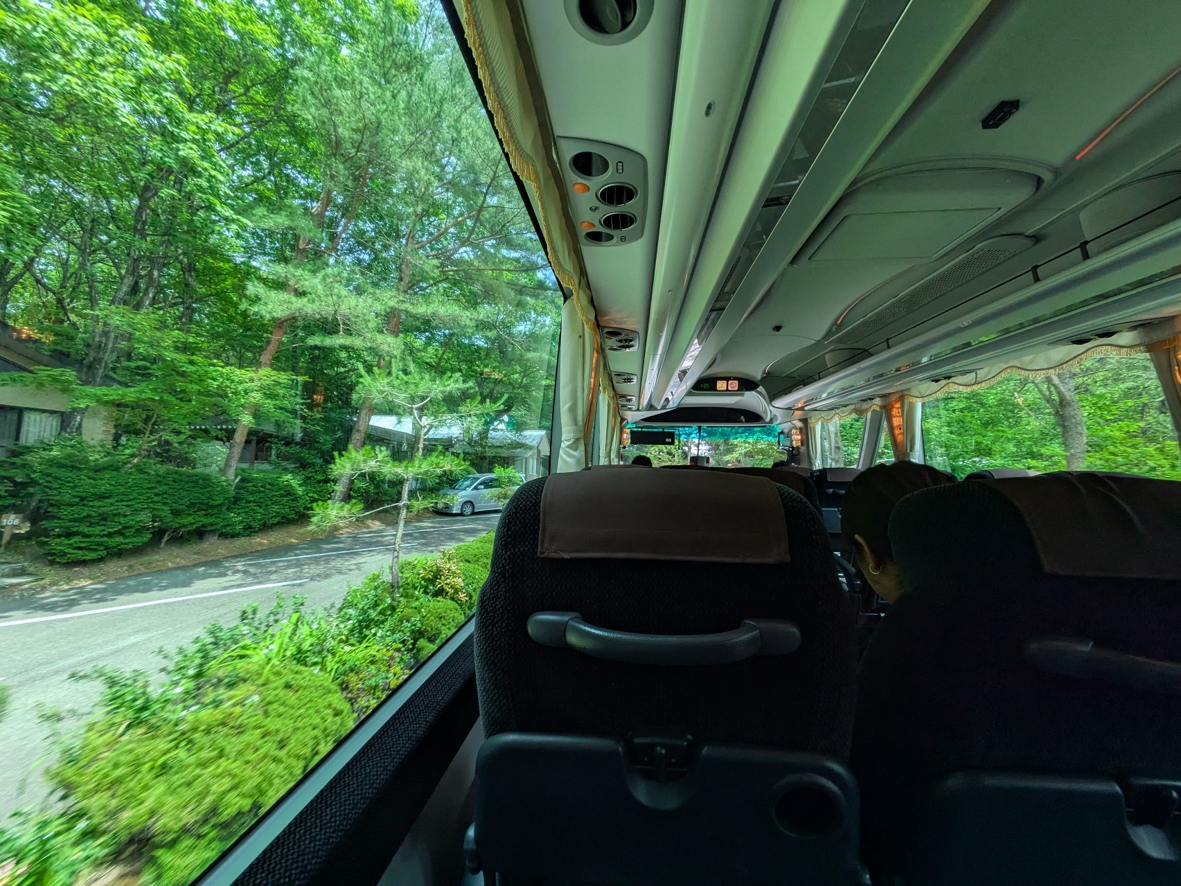 広々としたシャトルバスの車内