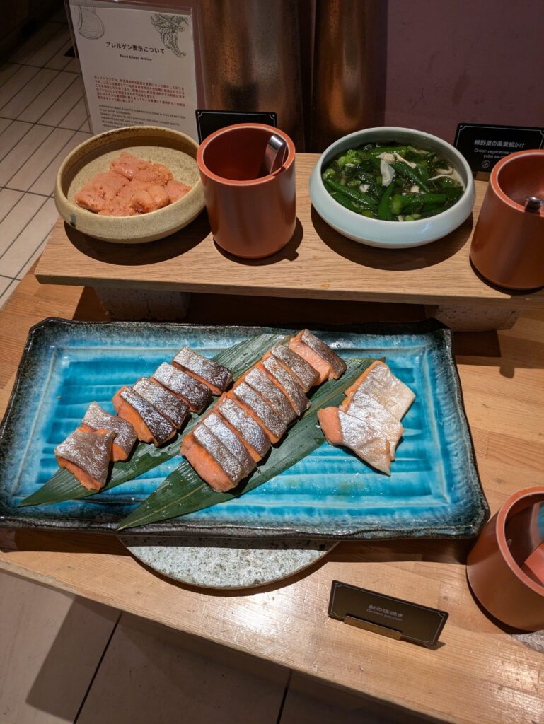 朝食ビュッフェの和食コーナー（鮭の塩焼き）
