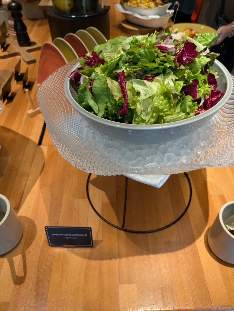 SHAKISHAKI名物の新鮮な生野菜サラダ