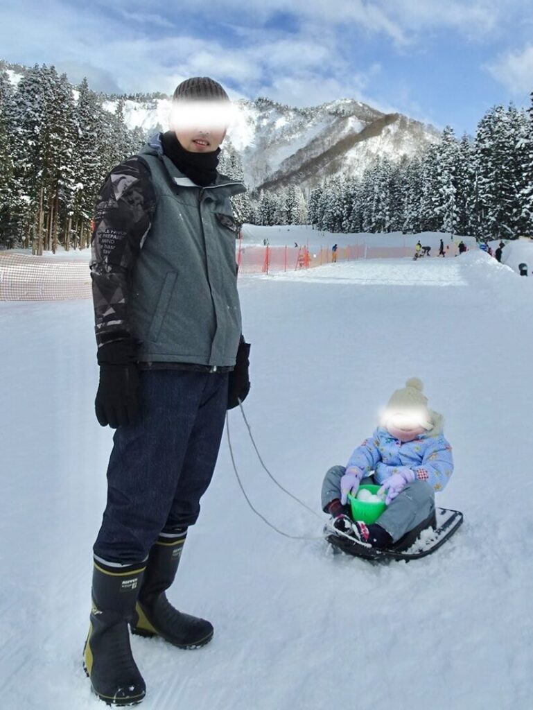 ゆきゆきランド内の雪遊び道具（そり・スコップ）