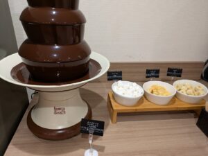 チョコレートファウンテン、マシュマロ、メロンパン、バナナ