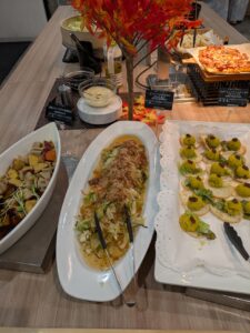 蓮根とさつま芋の和風和え、きゃべつと塩昆布のおかか和え、カボチャとクリームチーズのブルスケッタ