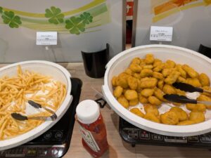 フライドポテト、チキンナゲット