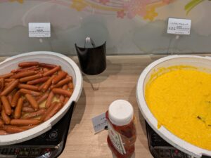 ソーセージ、スクランブルエッグ