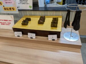 おにぎり（海苔の佃煮、たらこ、梅）