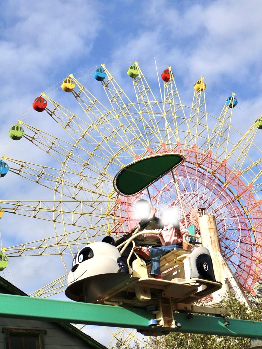 必死にスカイサイクルをこぐ娘