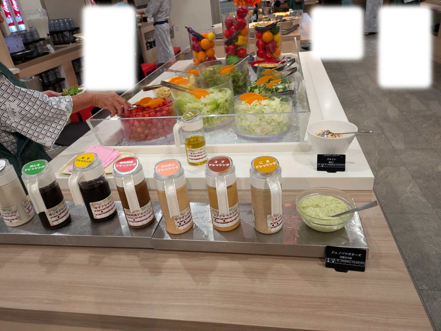 豊富なサラダとドレッシング