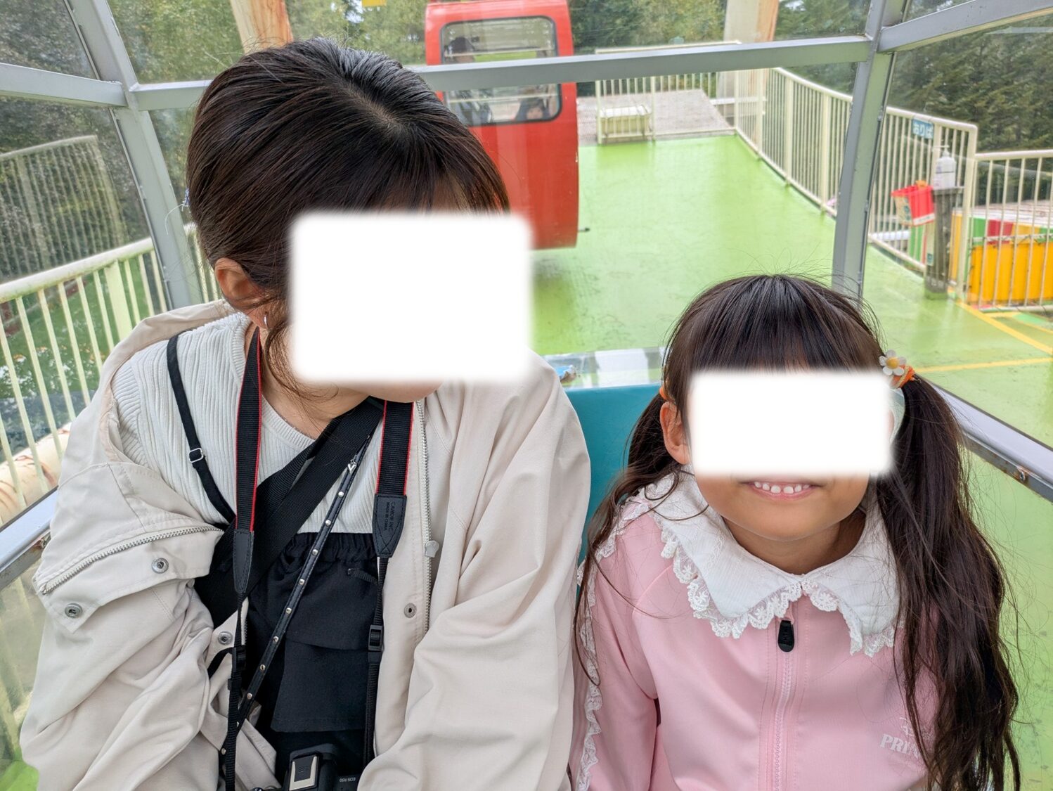 観覧車の中で喜ぶ娘